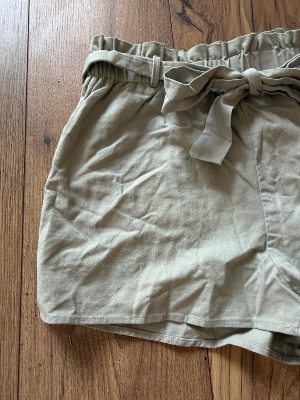 Lulu's Sage green Paperbag Waist Tie-Front Shorts women’s medium - Picture 4 of 6